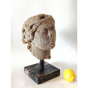 Tête de "Déesse à l'Antique " en pierre sculptée d'époque LXIV