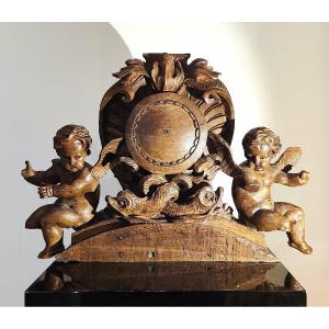 Elément Régence en bois sculpté aux" Putti et dauphins" , époque XVIIIème .