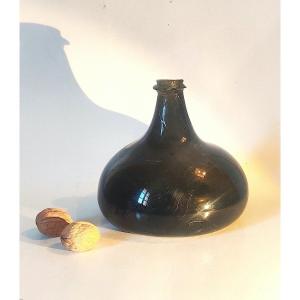 Blown Glass Onion Bottle From The Late 17th/early 18th Century.