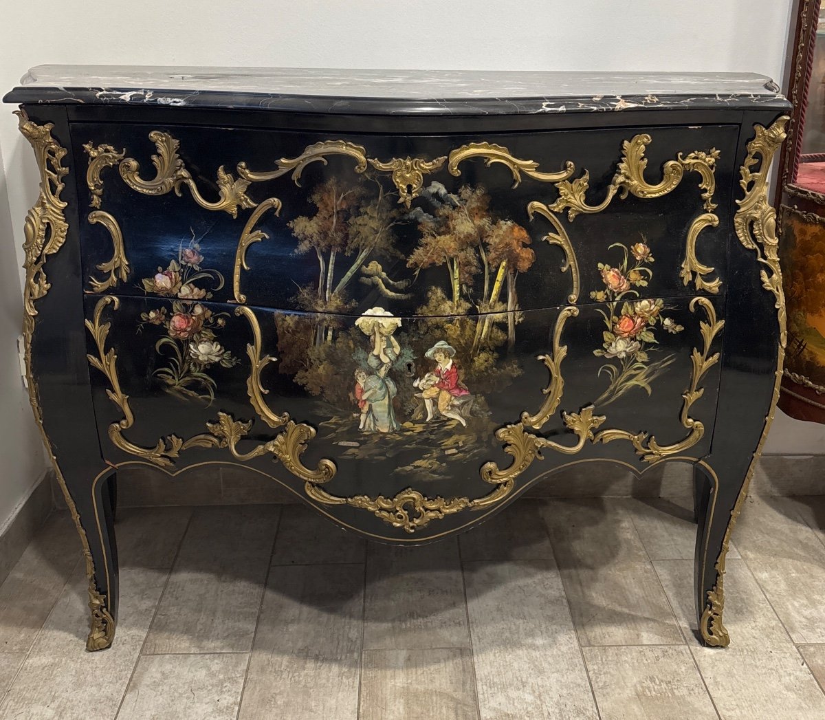 Commode De Style Laque Et Incrustation De Nacre