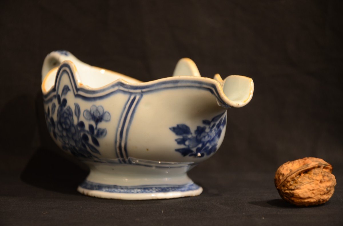 Saucière en porcelaine de Chine. Dix-huitième siècle.-photo-2