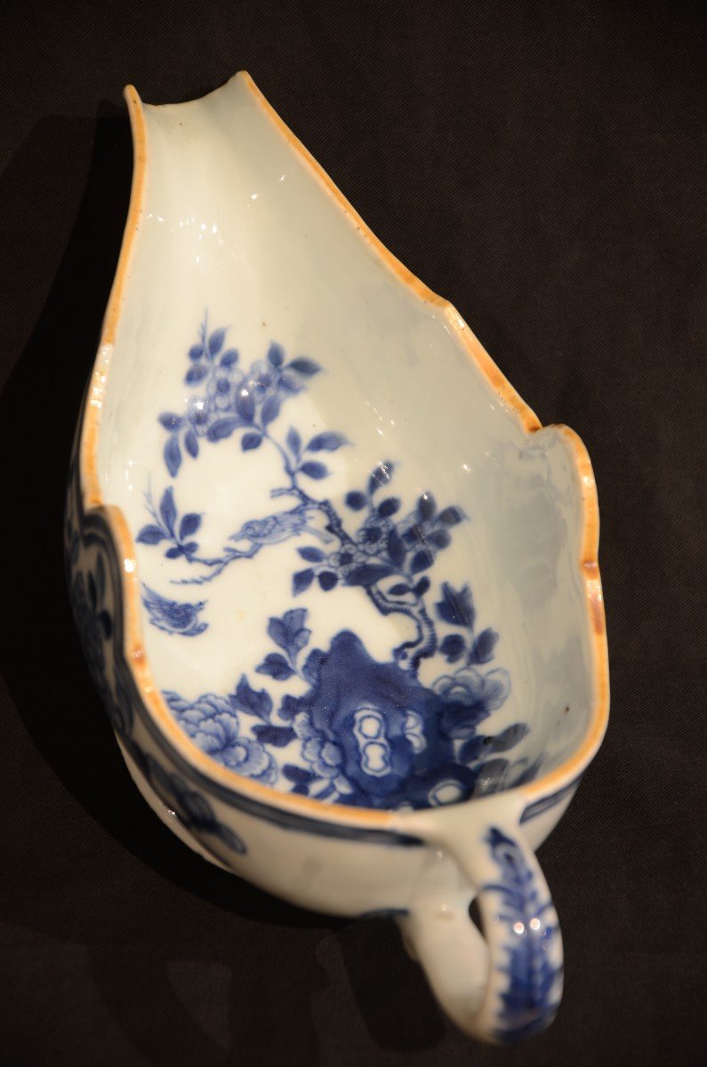 Saucière en porcelaine de Chine. Dix-huitième siècle.-photo-3