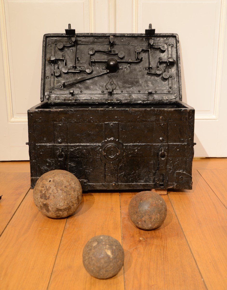 Privateer Chest. Late Seventeenth Or Early Eighteenth Century.-photo-3