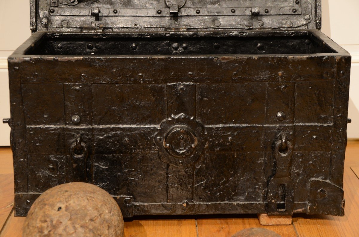 Privateer Chest. Late Seventeenth Or Early Eighteenth Century.-photo-2