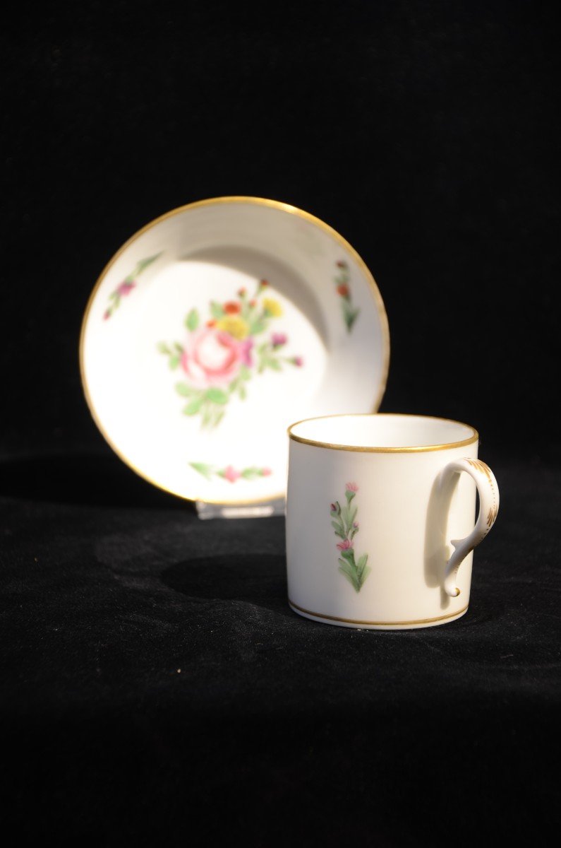 Tasse et sous tasse en porcelaine de Locré. Dix-huitième siècle.-photo-1