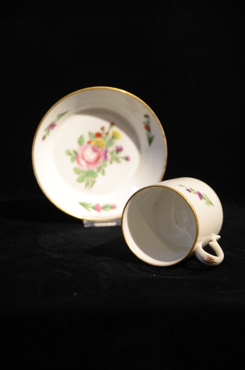 Tasse et sous tasse en porcelaine de Locré. Dix-huitième siècle.-photo-2