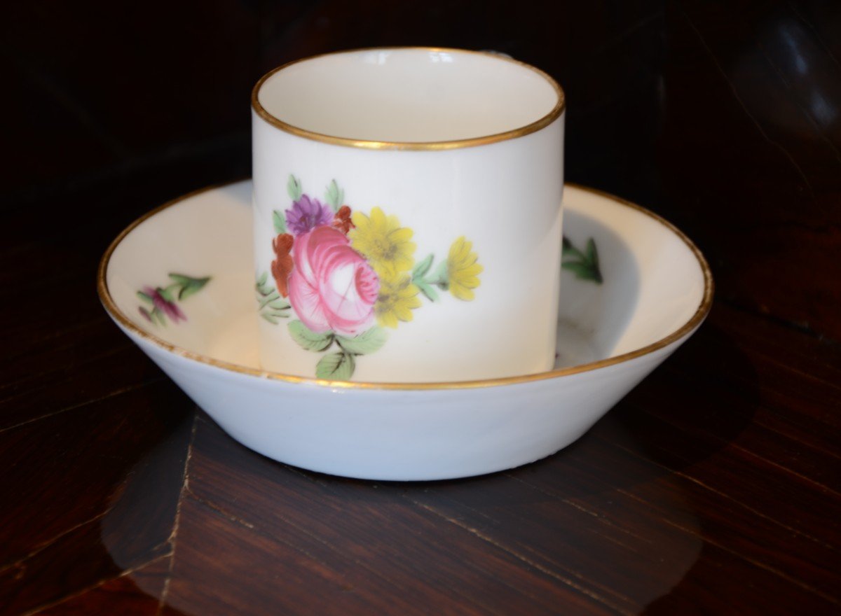 Tasse et sous tasse en porcelaine de Locré. Dix-huitième siècle.