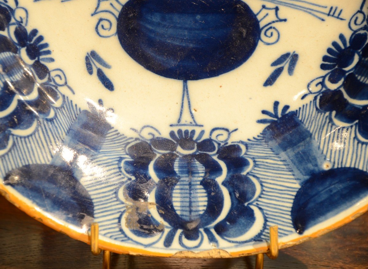 Plat en faience . Delft. Dix-huitième siècle.-photo-1