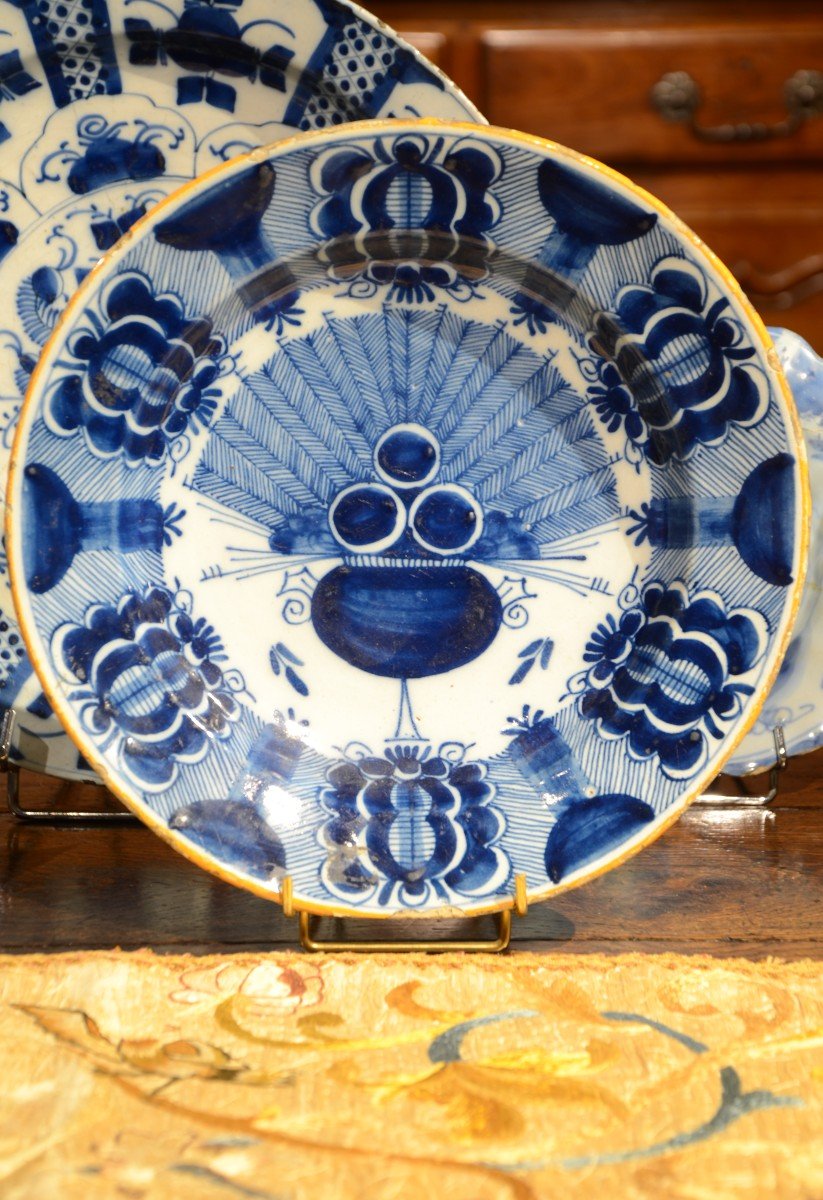 Plat en faience . Delft. Dix-huitième siècle.