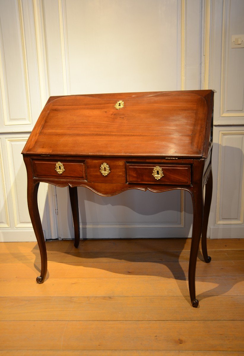 Bureau de pente. Meuble de port d'époque Louis XV.