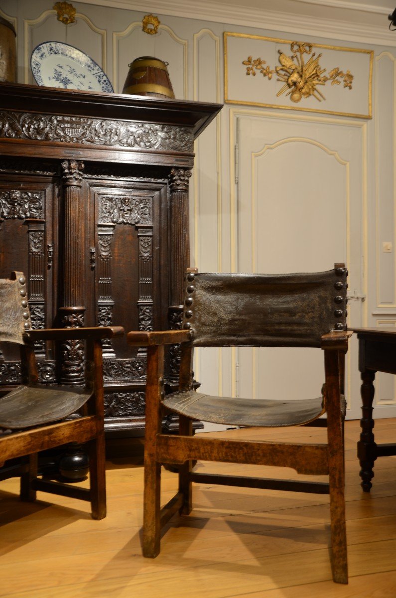 Rare paire de fauteuils ou chaises à bras. Dix-septième siècle.-photo-2