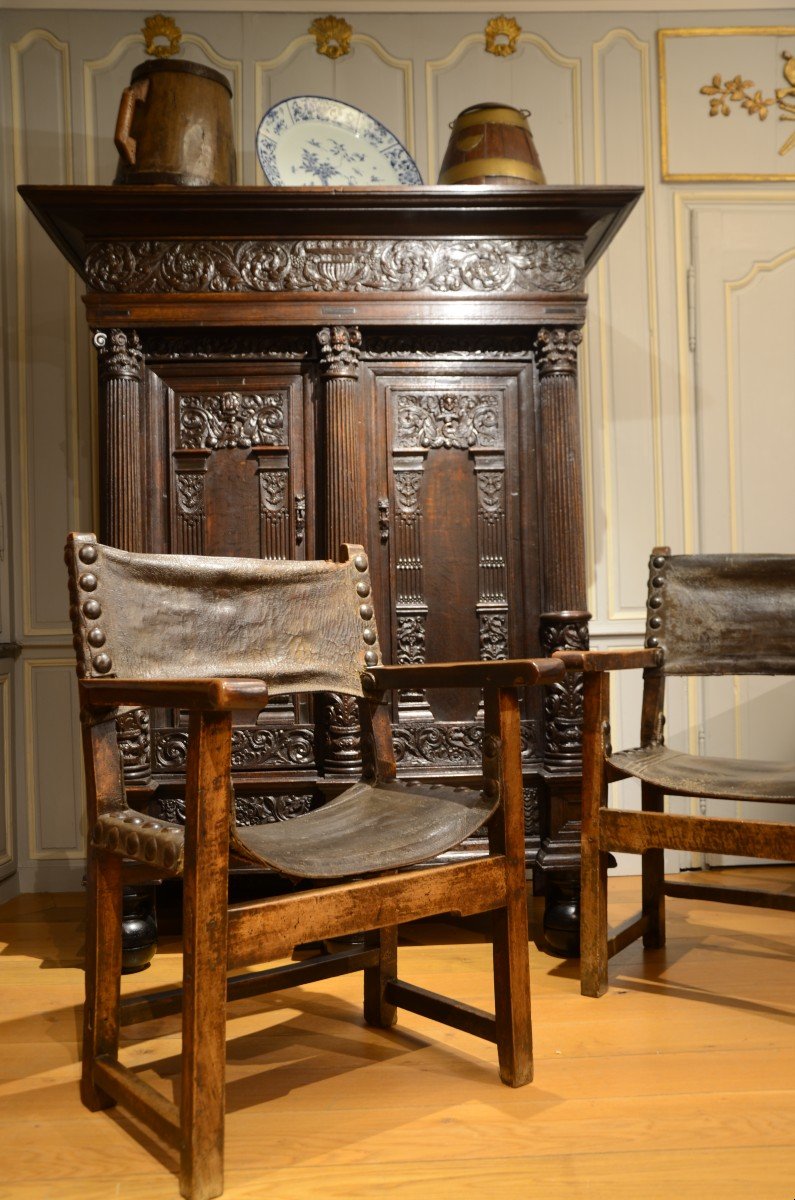 Rare paire de fauteuils ou chaises à bras. Dix-septième siècle.