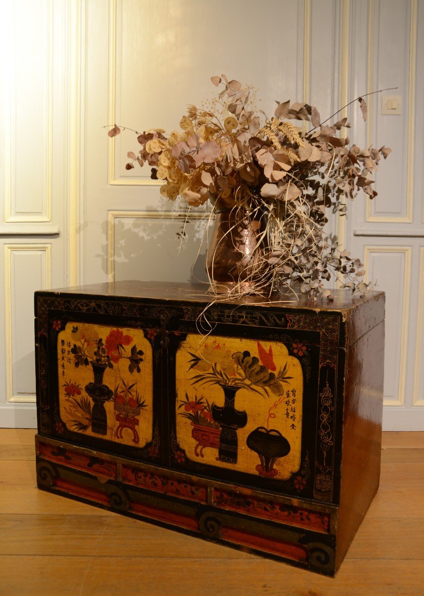 Lacquered Wooden Chest. China. Nineteenth Century.