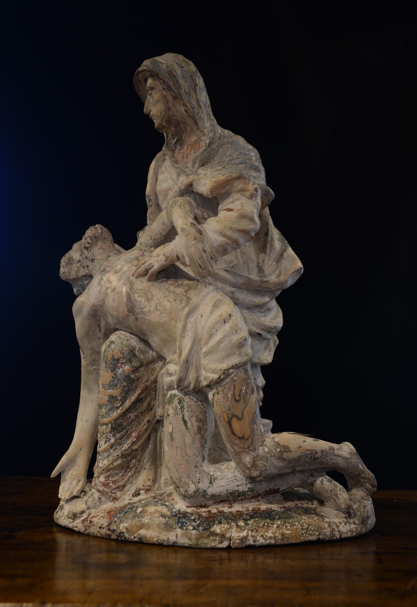 Pieta en bois sculpté. Dix-septième siècle.-photo-2