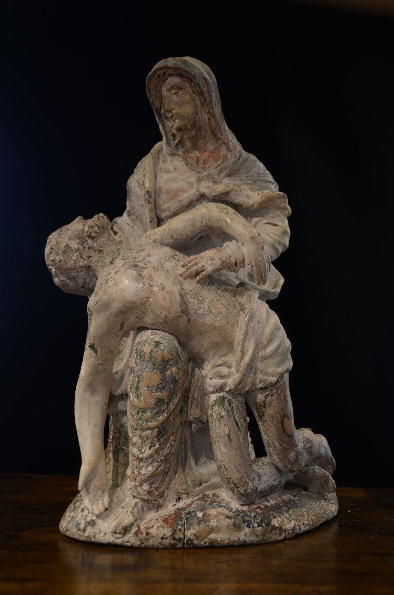 Pieta en bois sculpté. Dix-septième siècle.