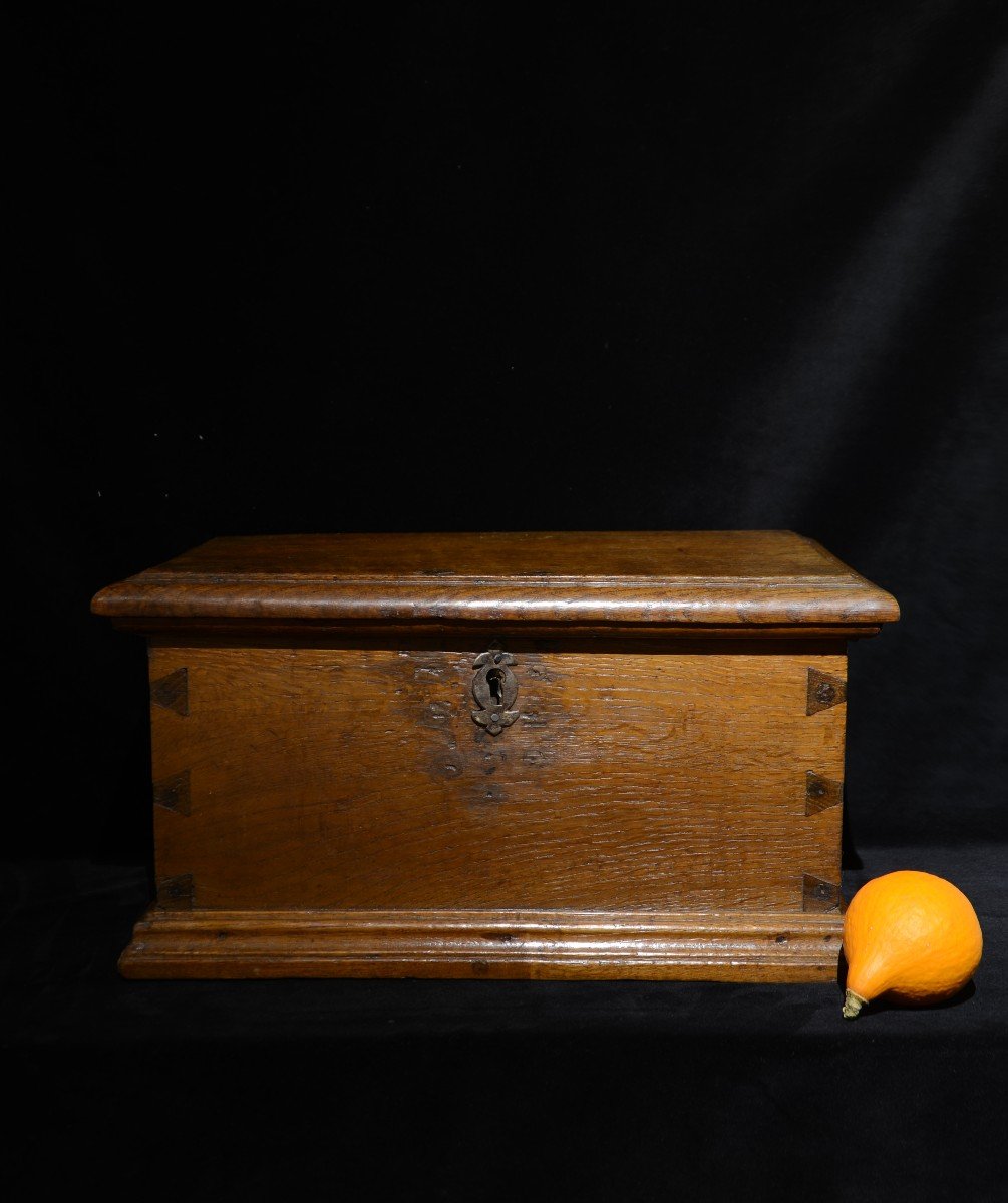 Small Solid Wood Chest. Seventeenth Century.-photo-2