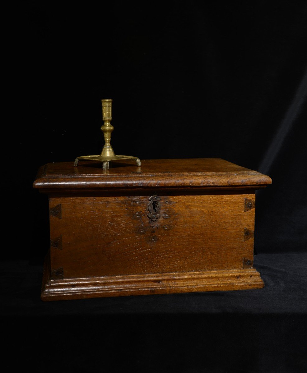 Small Solid Wood Chest. Seventeenth Century.-photo-3