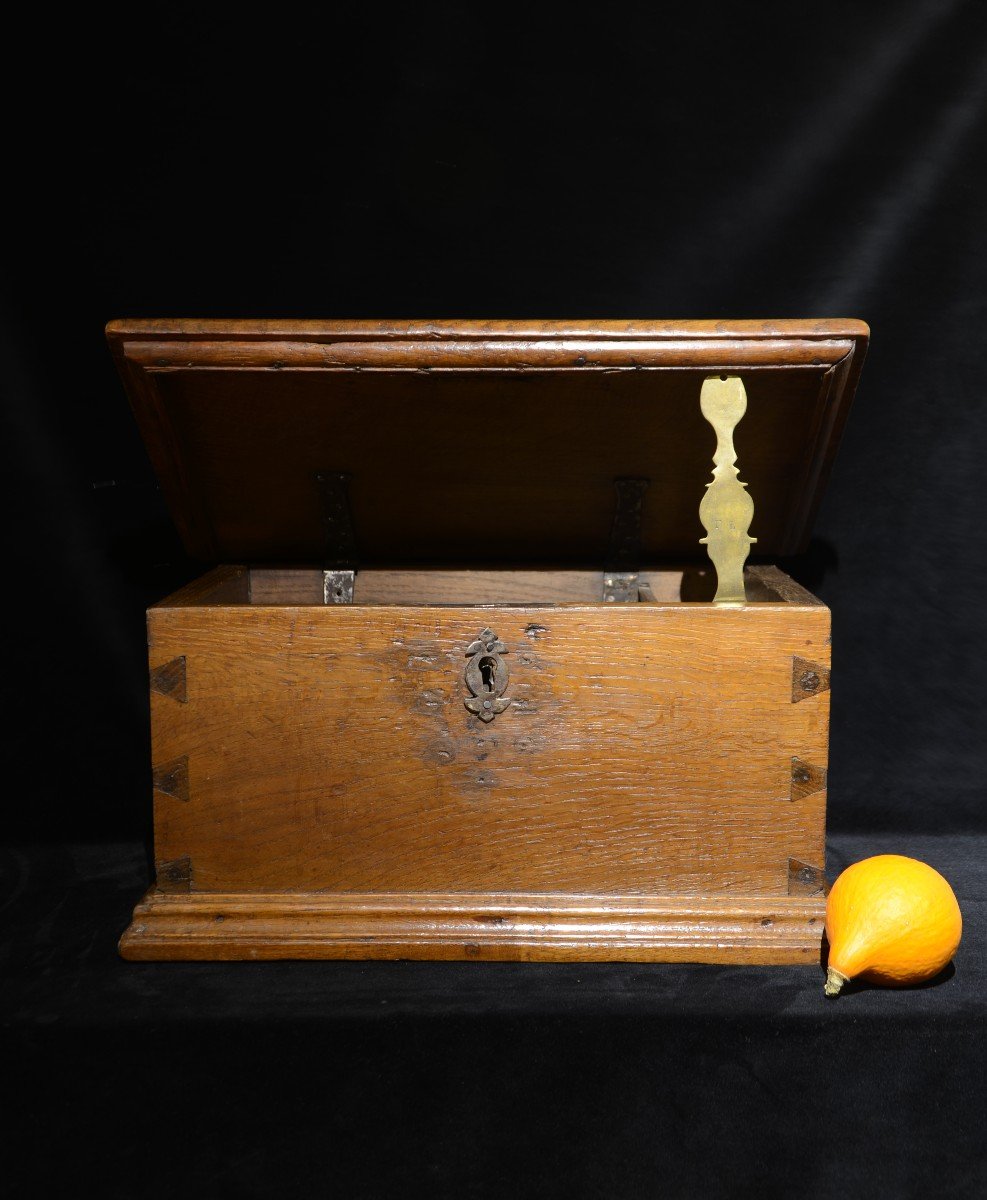 Small Solid Wood Chest. Seventeenth Century.-photo-4