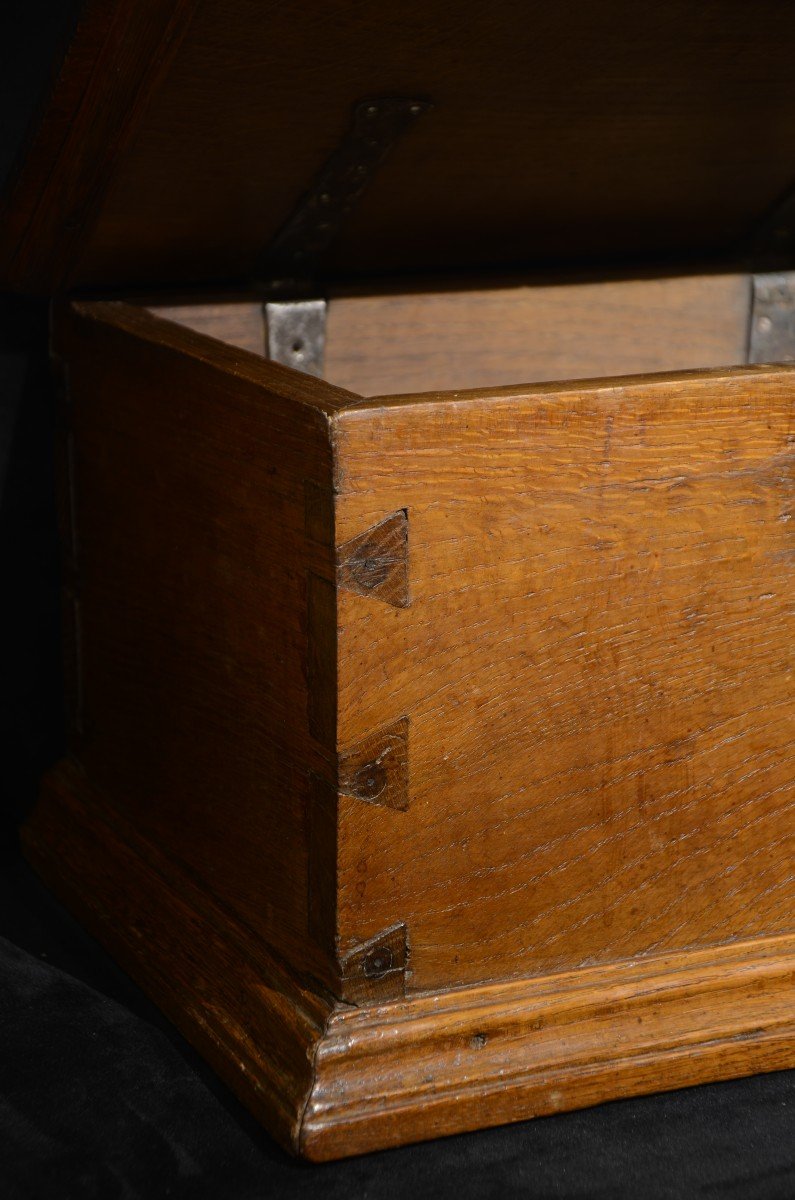 Small Solid Wood Chest. Seventeenth Century.-photo-2