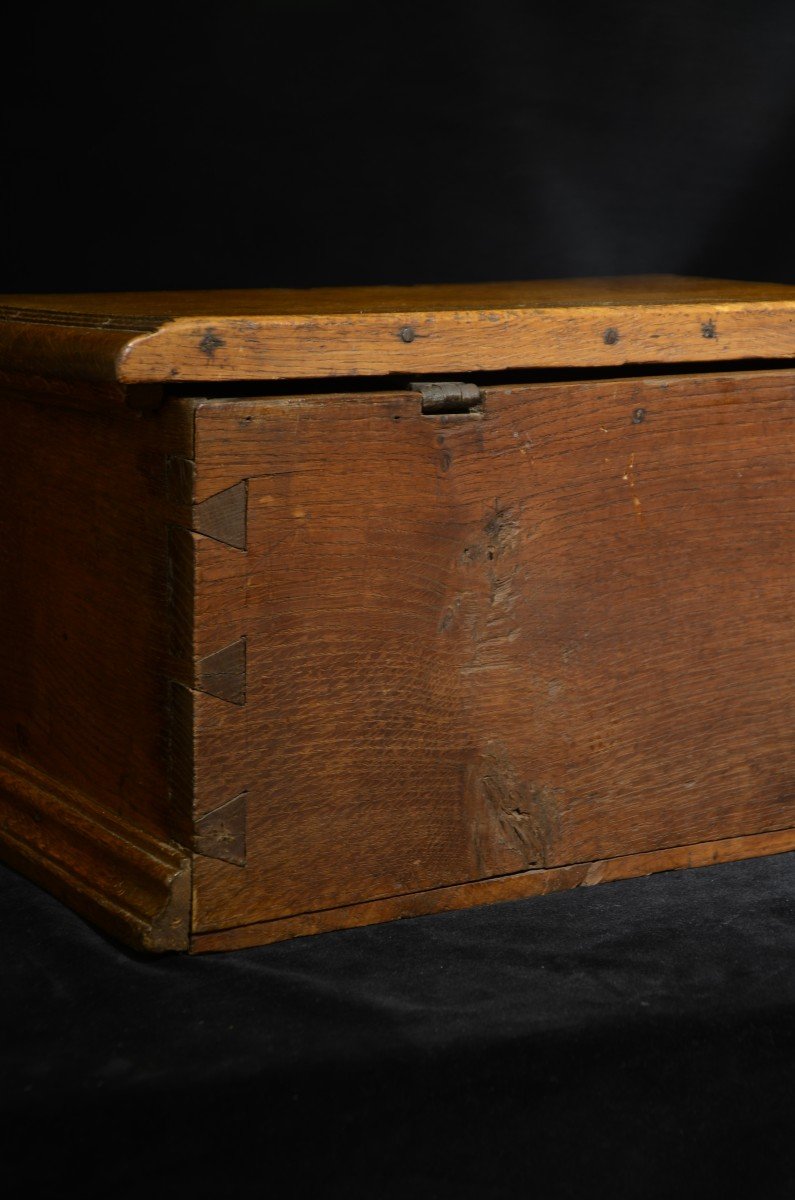 Small Solid Wood Chest. Seventeenth Century.-photo-3