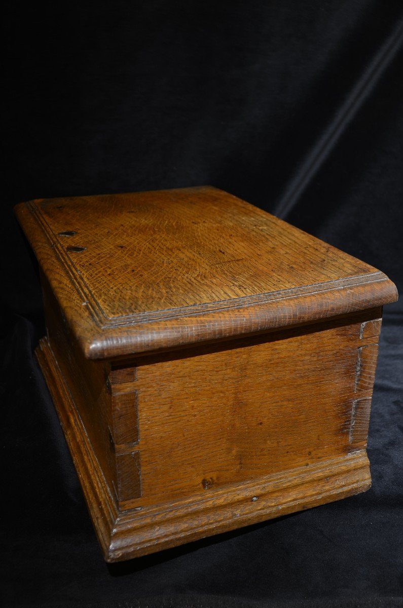 Small Solid Wood Chest. Seventeenth Century.-photo-4