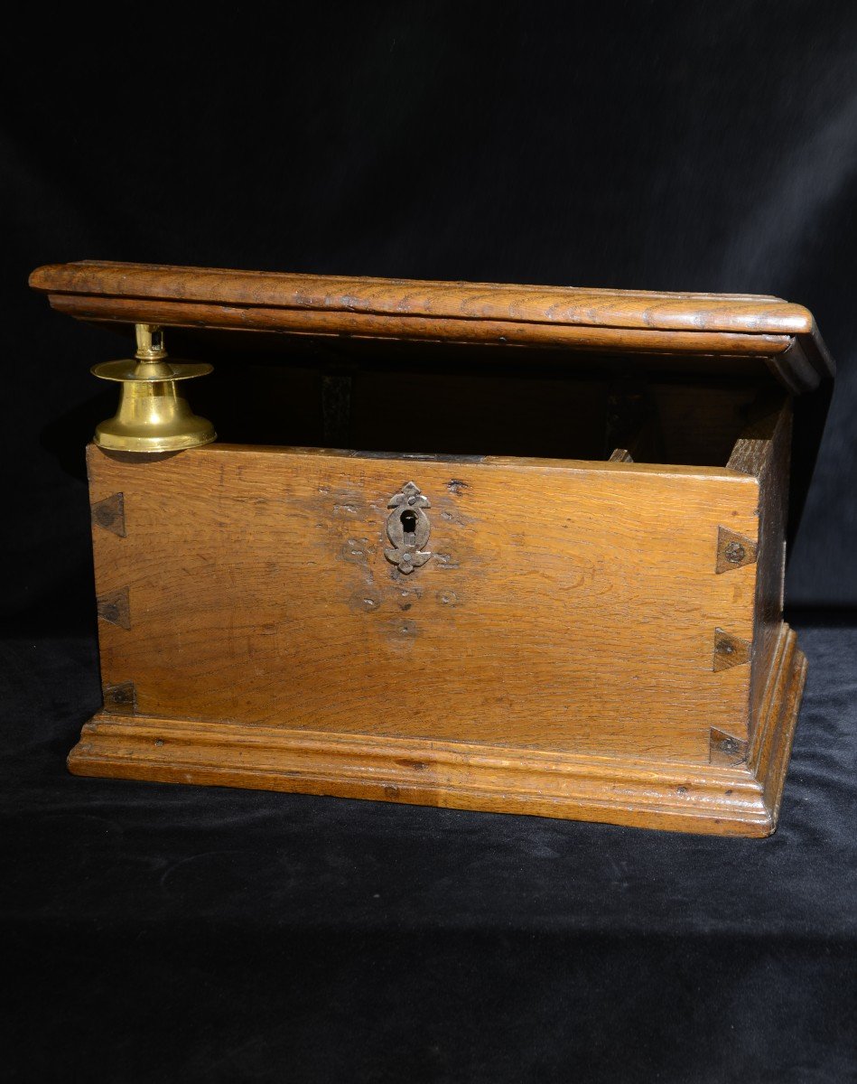 Small Solid Wood Chest. Seventeenth Century.-photo-5