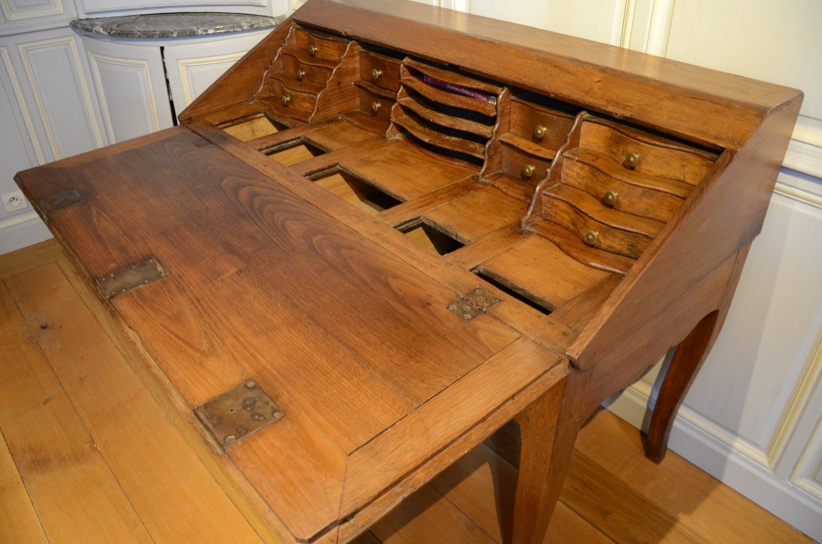 Bureau de pente Louis XV en bois massif. Fin du dix-huitième, début du dix-neuvième siècle.-photo-4