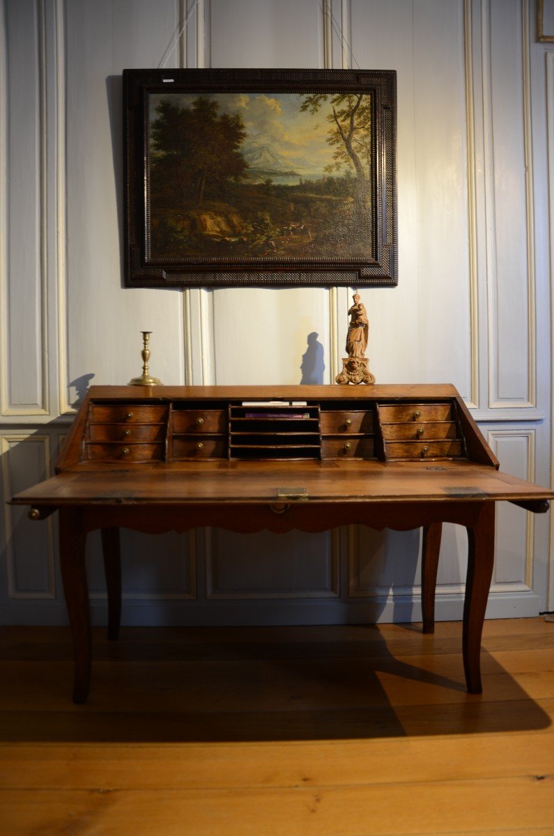 Bureau de pente Louis XV en bois massif. Fin du dix-huitième, début du dix-neuvième siècle.