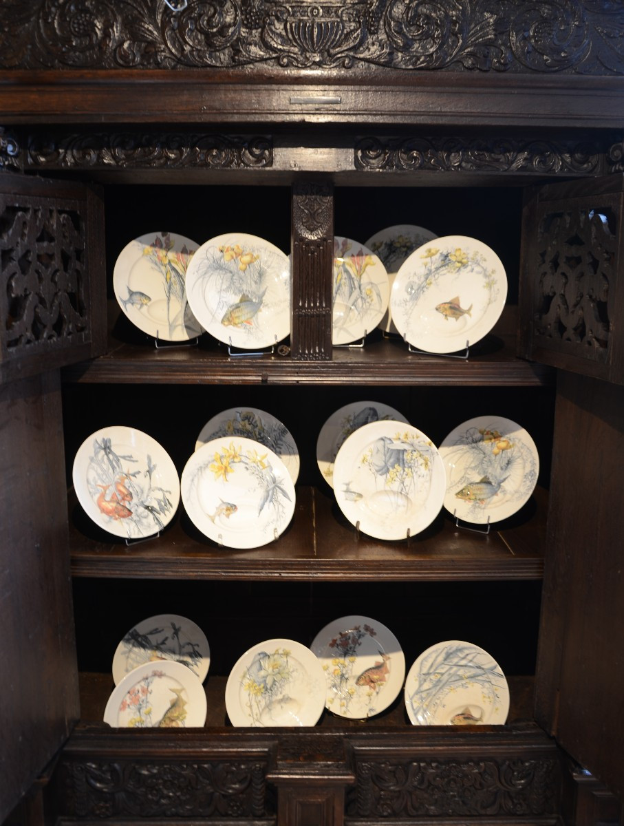 Choisy Le Roi : ensemble de seize assiettes.