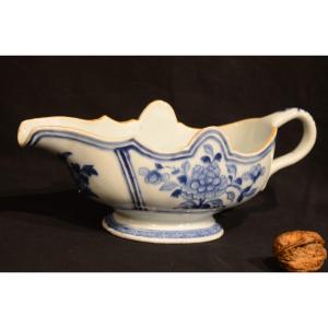 Chinese Porcelain Gravy Boat. Eighteenth Century.