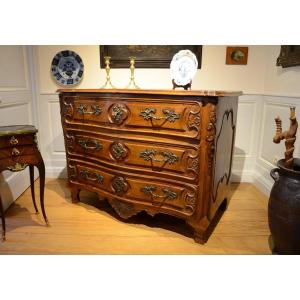 Commode galbée d'époque Louis XV.