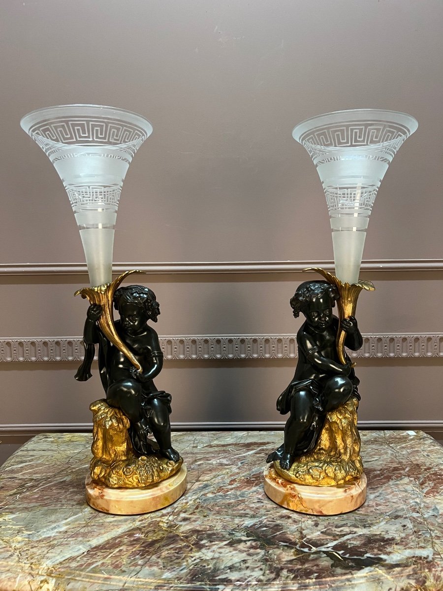 Paire De Vases Cornets, Aux Angelots En Bronze. XIXème Siècle