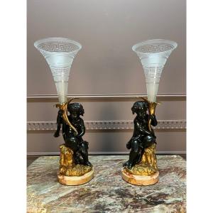 Paire De Vases Cornets, Aux Angelots En Bronze. XIXème Siècle