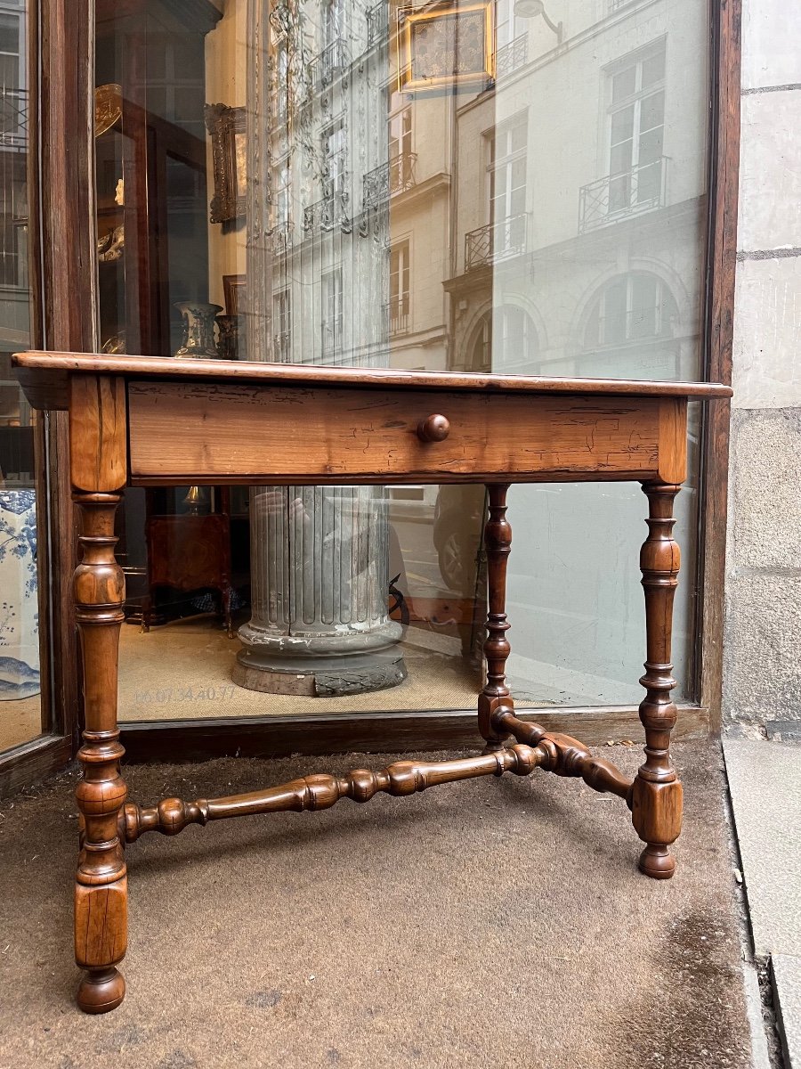 Table Avec Un Piétement En Bois De Gaïc . 