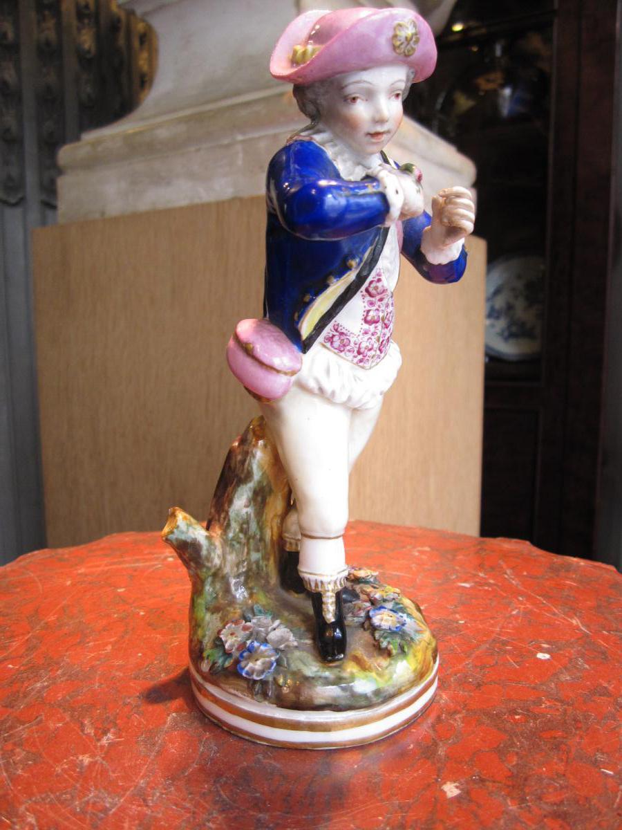 Porcelaine De Derby Figurant Un Enfant En Costume Du XVIII