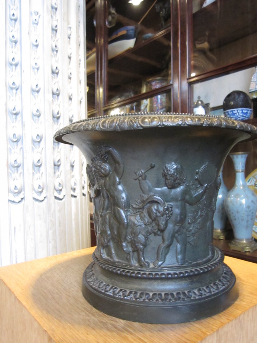 Vase En Bronze Néo Classique à Décor d'Une Ronde En Frise De Bacchus , Satyres Et Putti.-photo-2