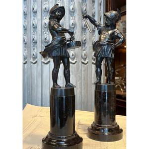 Paire De Sujets En Bronze Figurant Deux Enfants.