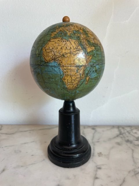 Globe Terrestre Miniature Schotte De Berlin Revu Par Vivien De Saint Martin