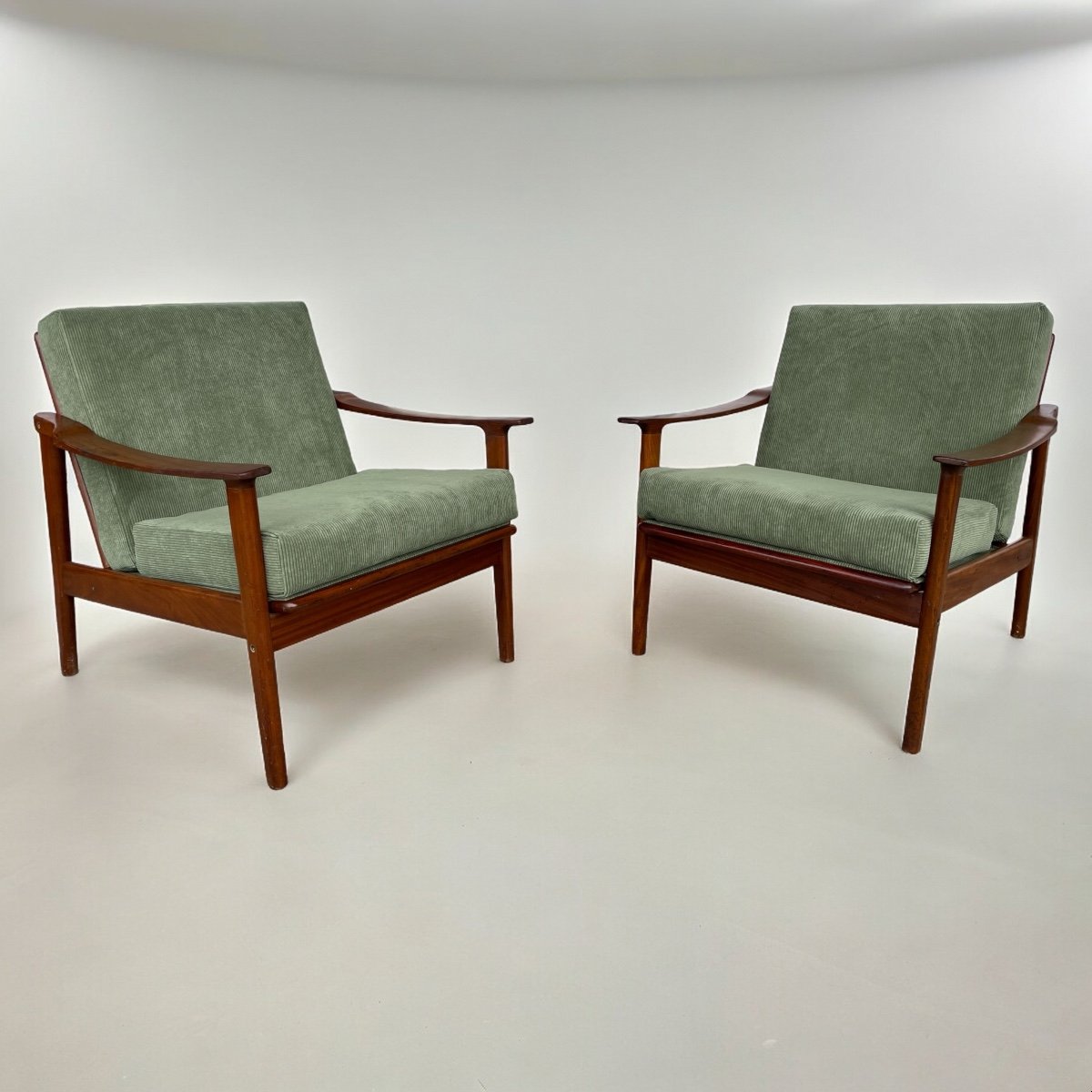 Paire De Fauteuils Scandinaves Tissus Velours Vert Circa 1960