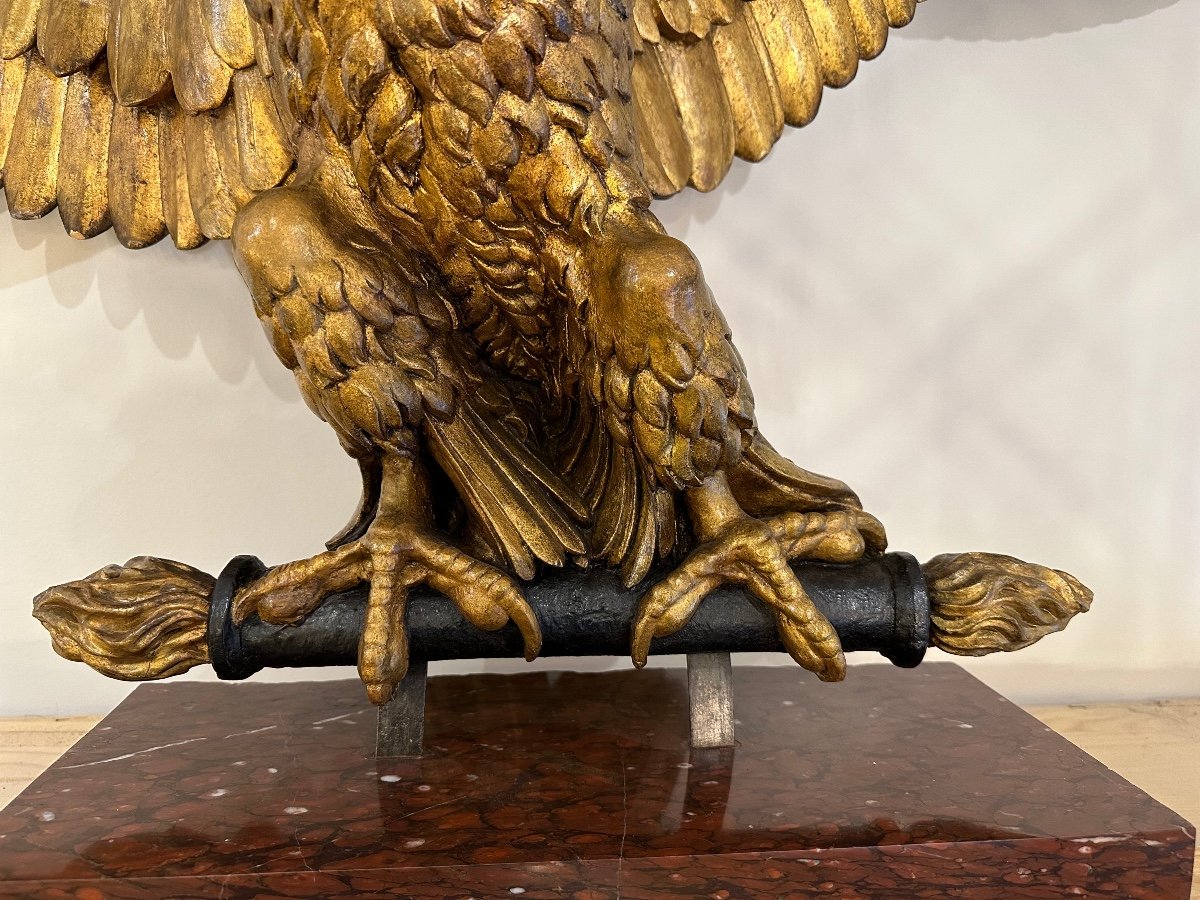 socle en bois noir satiné avec aigle d'empire pour figurine ou