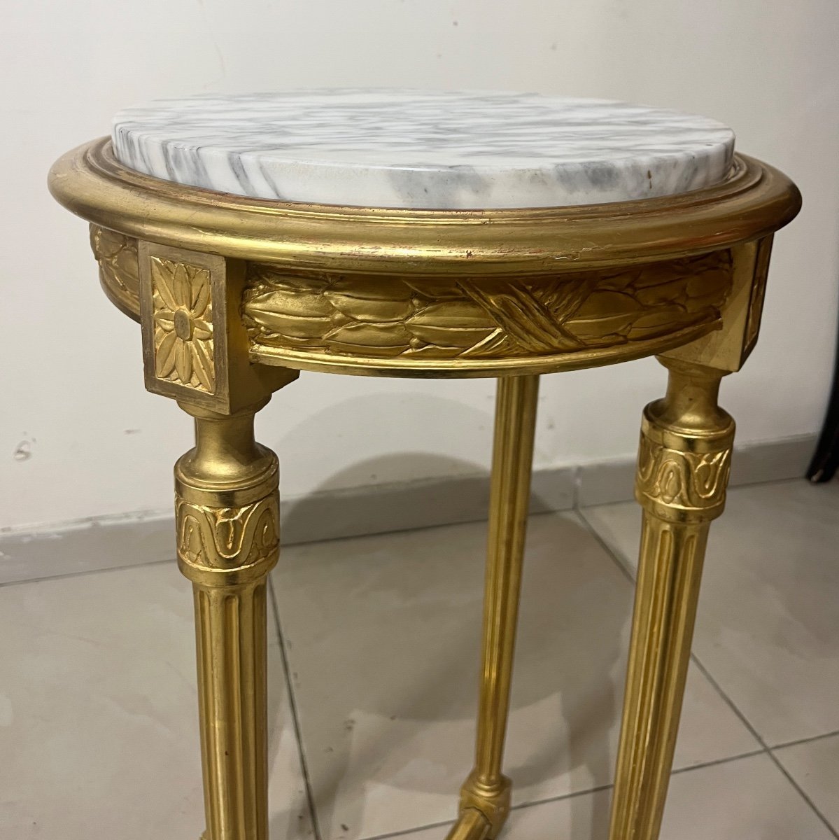 Round Pedestal Table In Golden Wood-photo-8