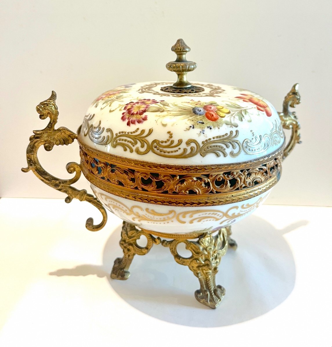 Covered Pot In Porcelain And Chiseled Gilt Bronze-photo-1