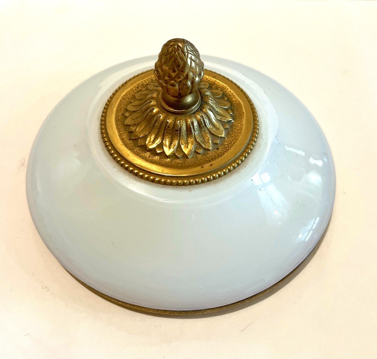 Bonbonniere  In White Opaline And Gilt Bronze Restoration Style-photo-3