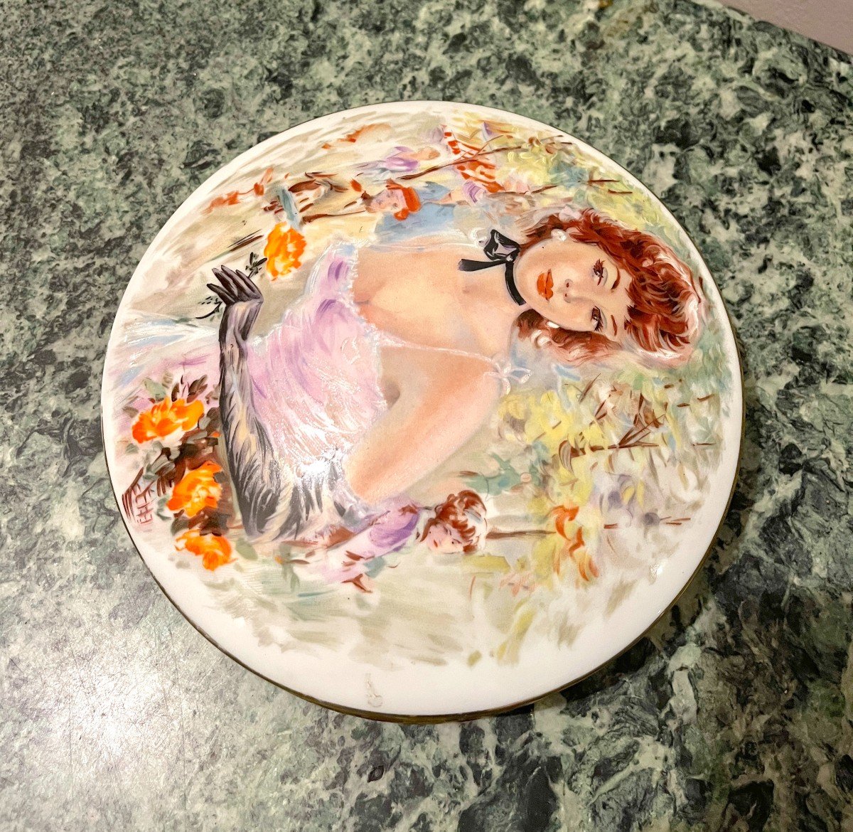 Bonbonnière En Porcelaine De Limoges à Décor De Femme Dans Un Jardin-photo-1