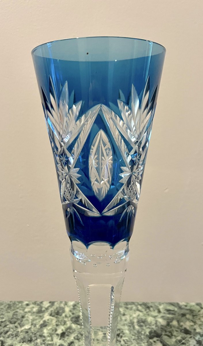 Vase En Cristal Taillé De Couleur Bleu Sur Pied En Argent-photo-1