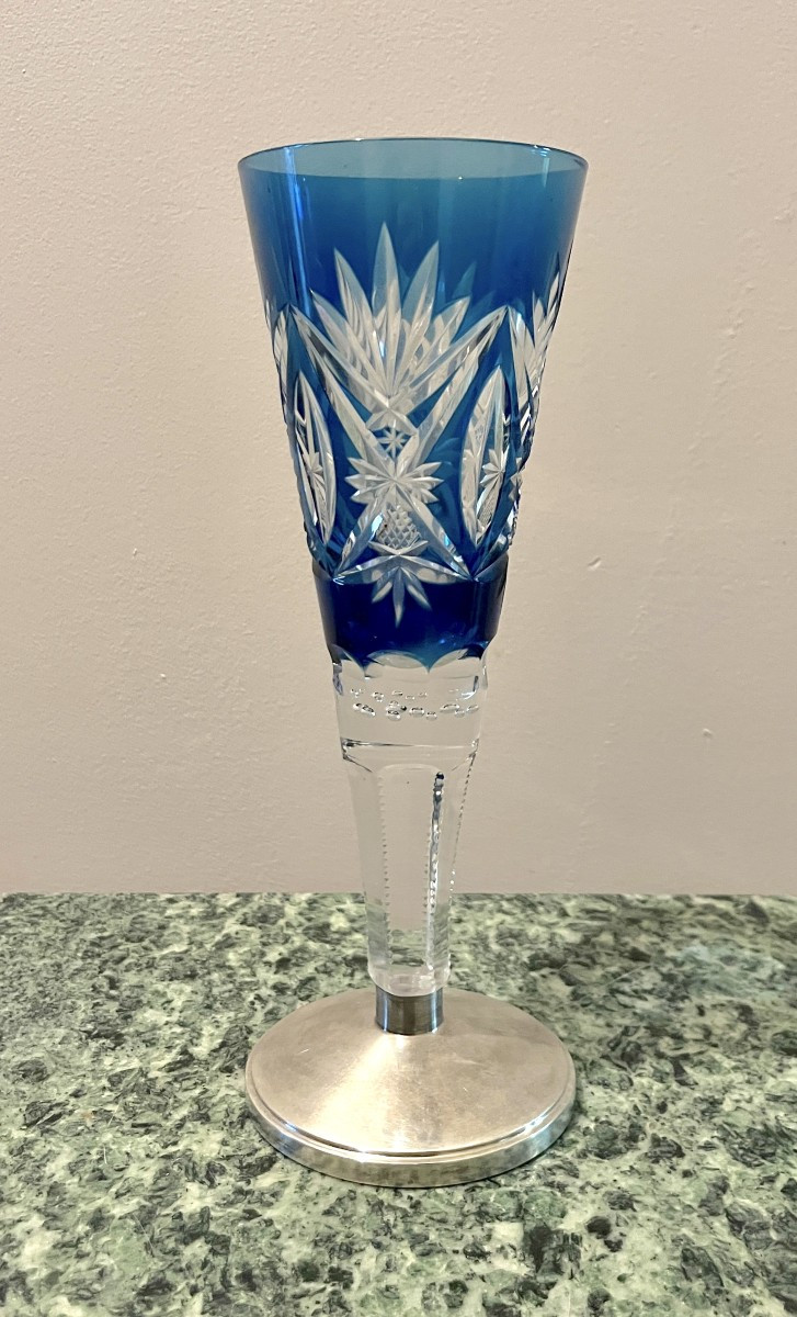 Vase En Cristal Taillé De Couleur Bleu Sur Pied En Argent