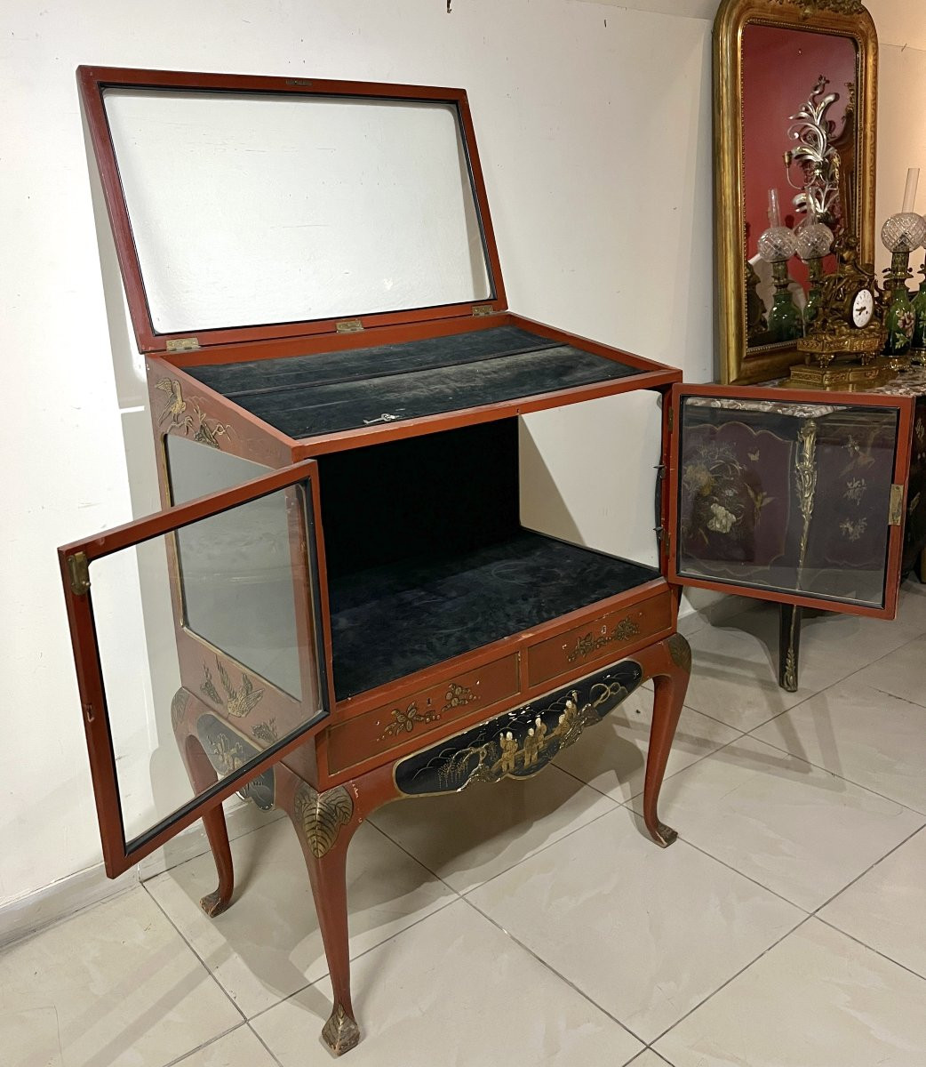 Red Lacquered Wooden Display Case With Chinese Decor-photo-3