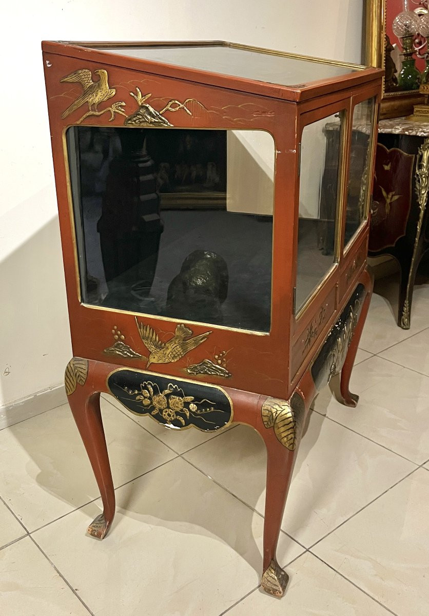Red Lacquered Wooden Display Case With Chinese Decor-photo-4