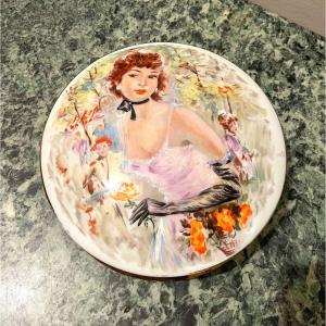 Bonbonnière En Porcelaine De Limoges à Décor De Femme Dans Un Jardin