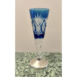 Vase En Cristal Taillé De Couleur Bleu Sur Pied En Argent